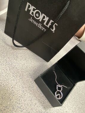 .04ct diamond with silver pendant and chain